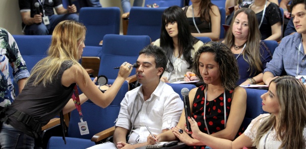 Jornalistas são maquiados antes do início das gravações de uma cena de "Cúmplices de um Resgate" - Lourival Ribeiro/SBT - Lourival Ribeiro/SBT