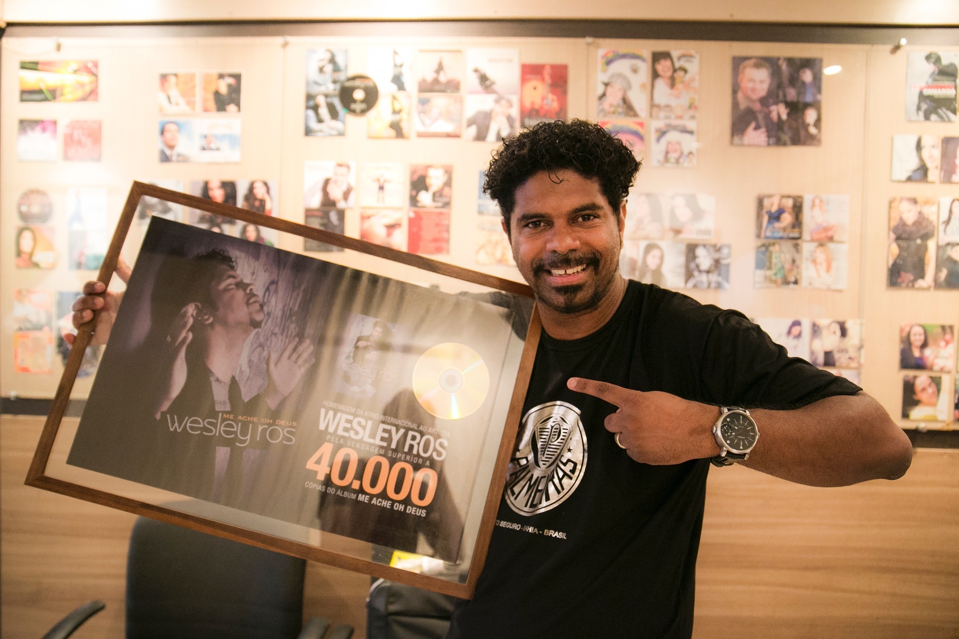 O pastor e cantor gospel Wesley Ros com o disco de ouro que ganhou por "Me Ache Oh Deus" - Lucas Lima/UOL
