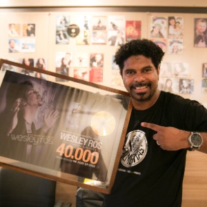 O pastor e cantor gospel Wesley Ros com o disco de ouro que ganhou por "Me Ache Ó Deus" - Lucas Lima/UOL - Lucas Lima/UOL