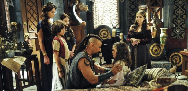 Balaão (Leonardo Vieira) convence Betânia (Marcela Barrozo, à direita) a hipnotizar seus sobrinhos em "Os Dez Mandamentos - Nova Temporada" - Munir Chatack/Record - Munir Chatack/Record