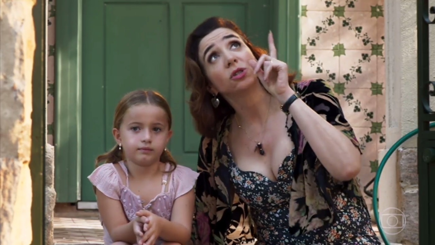 Francesca (Marisa Orth) conta para a filha Tancinha (Yasmin Pereira) que o pai dela morreu na estreia de "Haja Coração" - Reprodução/TV Globo