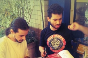 Os autores Raphael Fernandes (de preto) e Rafael Vasconcellos da graphic novel "Ditadura no Ar - Coração Selvagem" - Divulgação - Divulgação