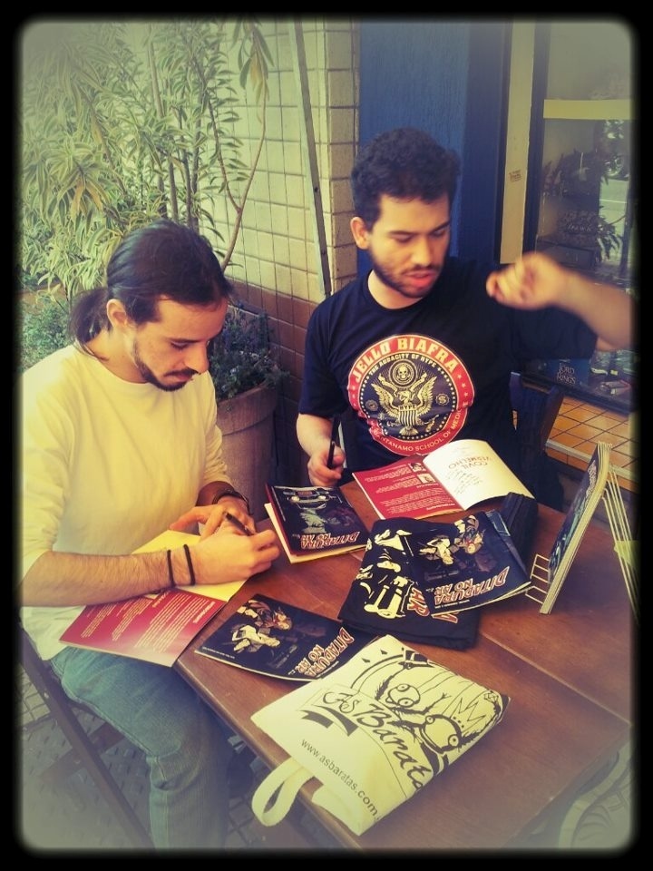 Os autores Raphael Fernandes (de preto) e Rafael Vasconcellos da graphic novel "Ditadura no Ar - Coração Selvagem" - Divulgação