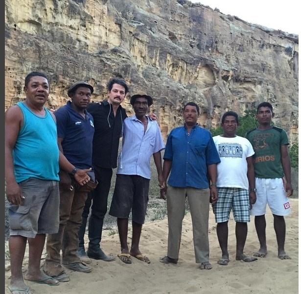 20.set.2016-  Em Canindé de São Francisco gravando as últimas cenas de Carlos Eduardo em "Velho Chico", Marcelo Serrado continua homenageando o companheiro de elenco, Domingos Montagner, que morreu afogado no Rio São Francisco. Nesta terça-feira (20),ele compartilhou no Instagram uma foto com alguns índios dando dicas que o fim da trama terá alguma homenagem indígena na legenda: "Com os índios Pankararé do Raso da Catarina no final de #velhochico, no final da trama e vendo se há algum sentido nas coisas..." - Reprodução/Instagram/@marceloserrado