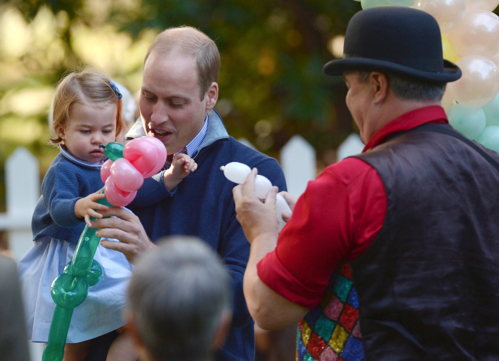 29.set.2016 - Príncipe William brinca com a filha Charlotte, durante festa em comemoração à visita da Família Real britânica a Victoria, no Canadá - Chris Wattie/Reuters