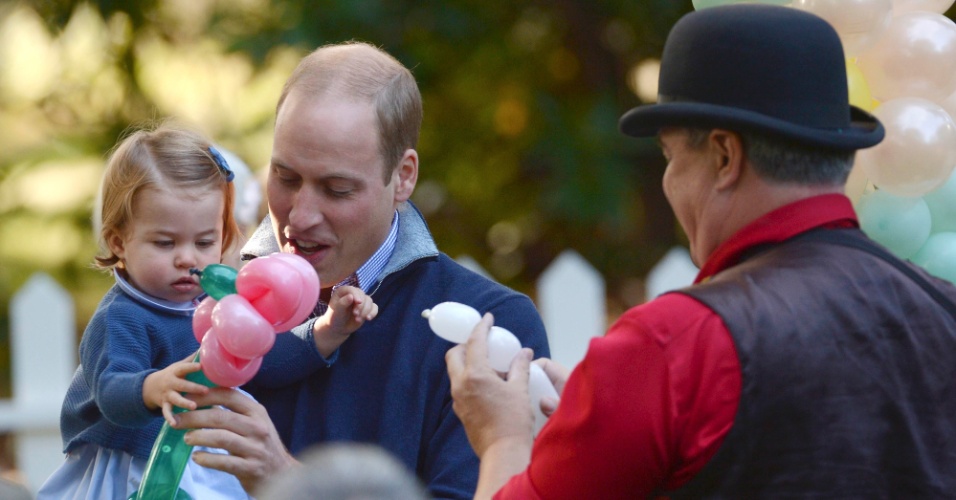 29.set.2016 - Príncipe William brinca com a filha Charlotte, durante festa em comemoração à visita da Família Real britânica a Victoria, no Canadá