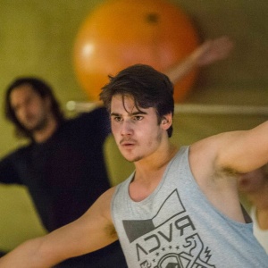 Nicolas Prattes na aula de preparação corporal para viver Zac em "Rock Story" - Sérgio Zalis/TV Globo - Sérgio Zalis/TV Globo
