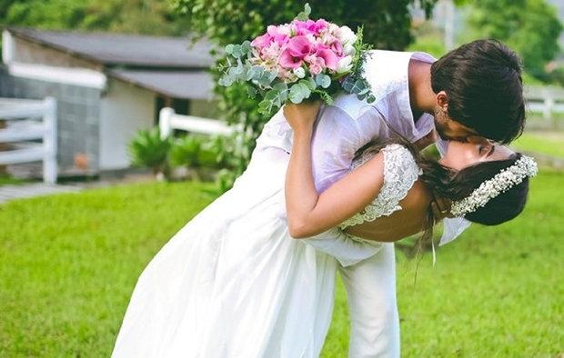 Felipe Simas e a jornalista Mariana Uhlmann oficializaram  a união de quatro anos de relacionamento em abril - Divulgação