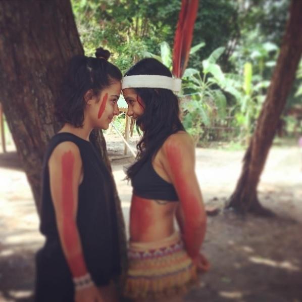 Elenco de "Novo Mundo" faz laboratório em tribo indígena: as atrizes Giullia Buscacio e Jurema Reis na aldeia Parkatêjê, no Pará - Reprodução/Instagram/juremareis