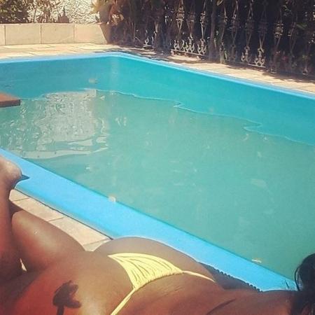 MC Carol mostra biquíni fio dental na beira da piscina - Reprodução/Instagram/@mccaroldeniteroioficial - Reprodução/Instagram/@mccaroldeniteroioficial