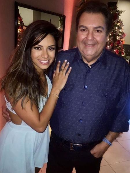 Tainá Grando, bailarina do "Domingão", posa com Faustão - Reprodução/Instagram/tainagrando - Reprodução/Instagram/tainagrando