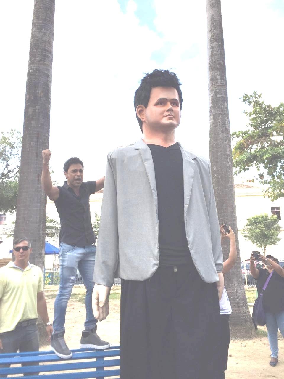 Zezé di Camargo conhece de perto bonecos de Olinda em homenagem à dupla - Divulgação