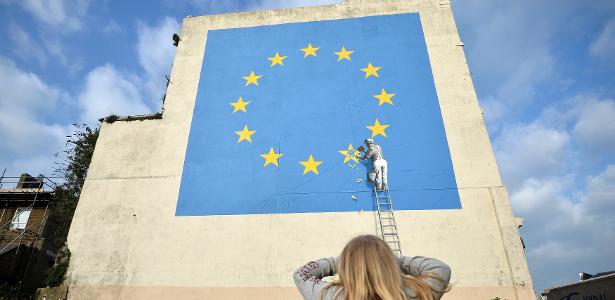 Mural De Banksy Critica Brexit E Se Torna Atra o Em Dover 08 05 mural-de-banksy-critica-brexit-e-se-torna-atra-o-em-dover-08-05