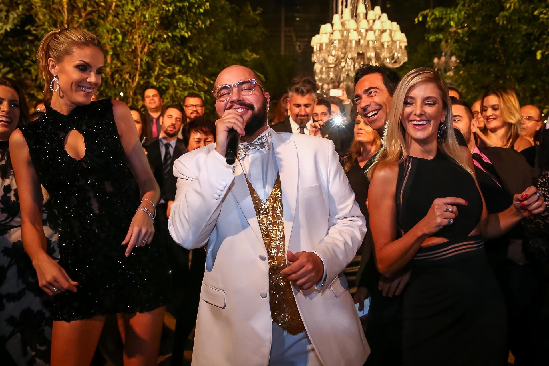 Tiago Abravanel canta na festa de 15 anos da marca de óculos de Ana Hickmann em São Paulo - Raphael Castello/AgNews
