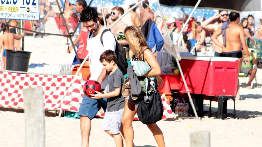 A jornalista Cris Dias deixou a praia com o filho e o amigo. Ela chegou até a apresentar o rapaz para uma rodinha de conhecidos na Praia de Ipanema   - AgNews