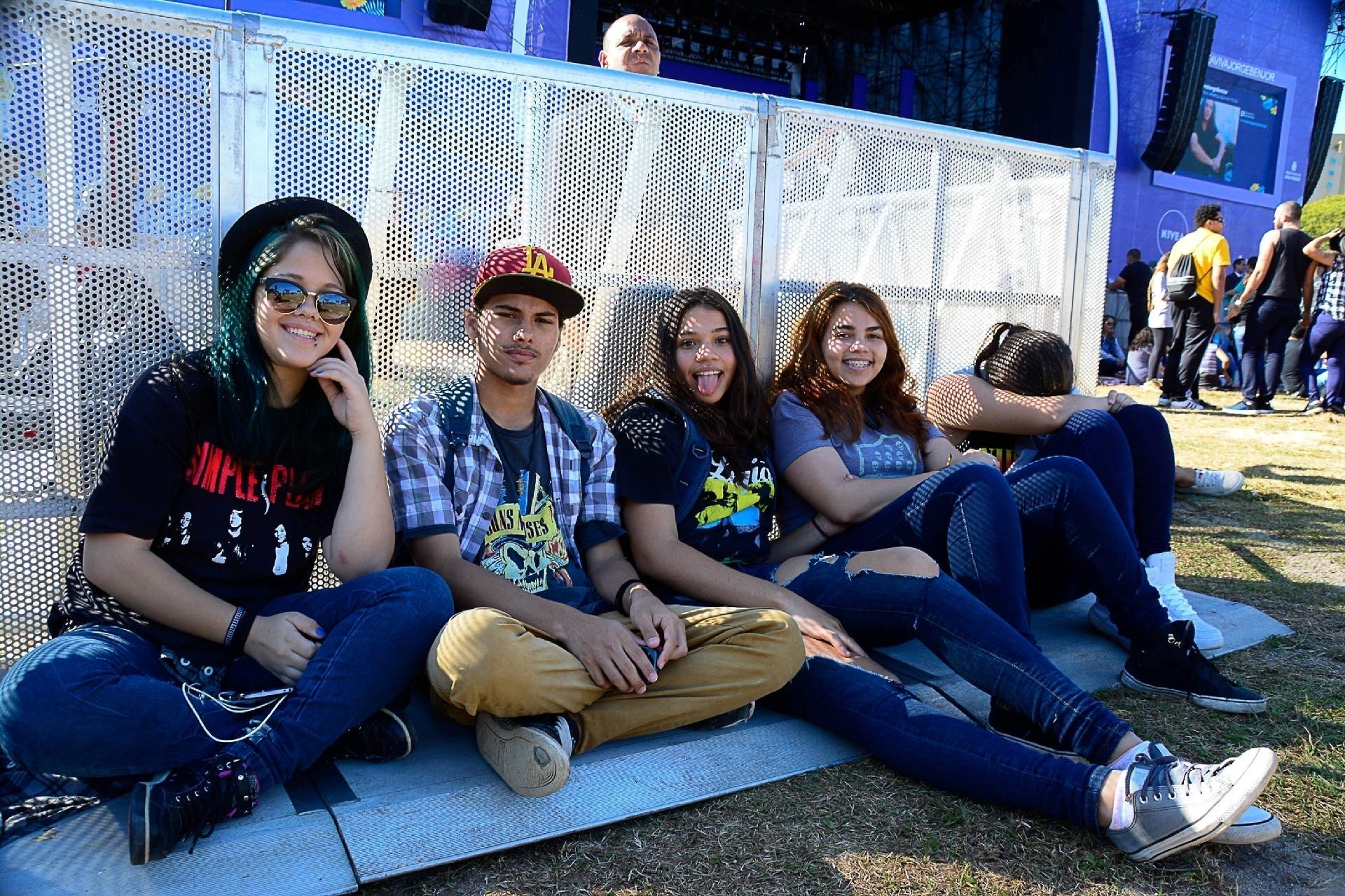 Chegar cedo para guardar um bom lugar perto do palco foi a decisão conjunta desses cinco amigos para não perder nada do repertório do show Nivea Viva Jorge Ben Jor. Além do homenageado, a cantora Ceu e a banda Skank participam da turnê que já passou por várias cidades do Brasil e neste domingo (25) chegou à São Paulo na Praça Heróis da FEB, em Santana, Zona Norte - Nelson Antoine/UOL