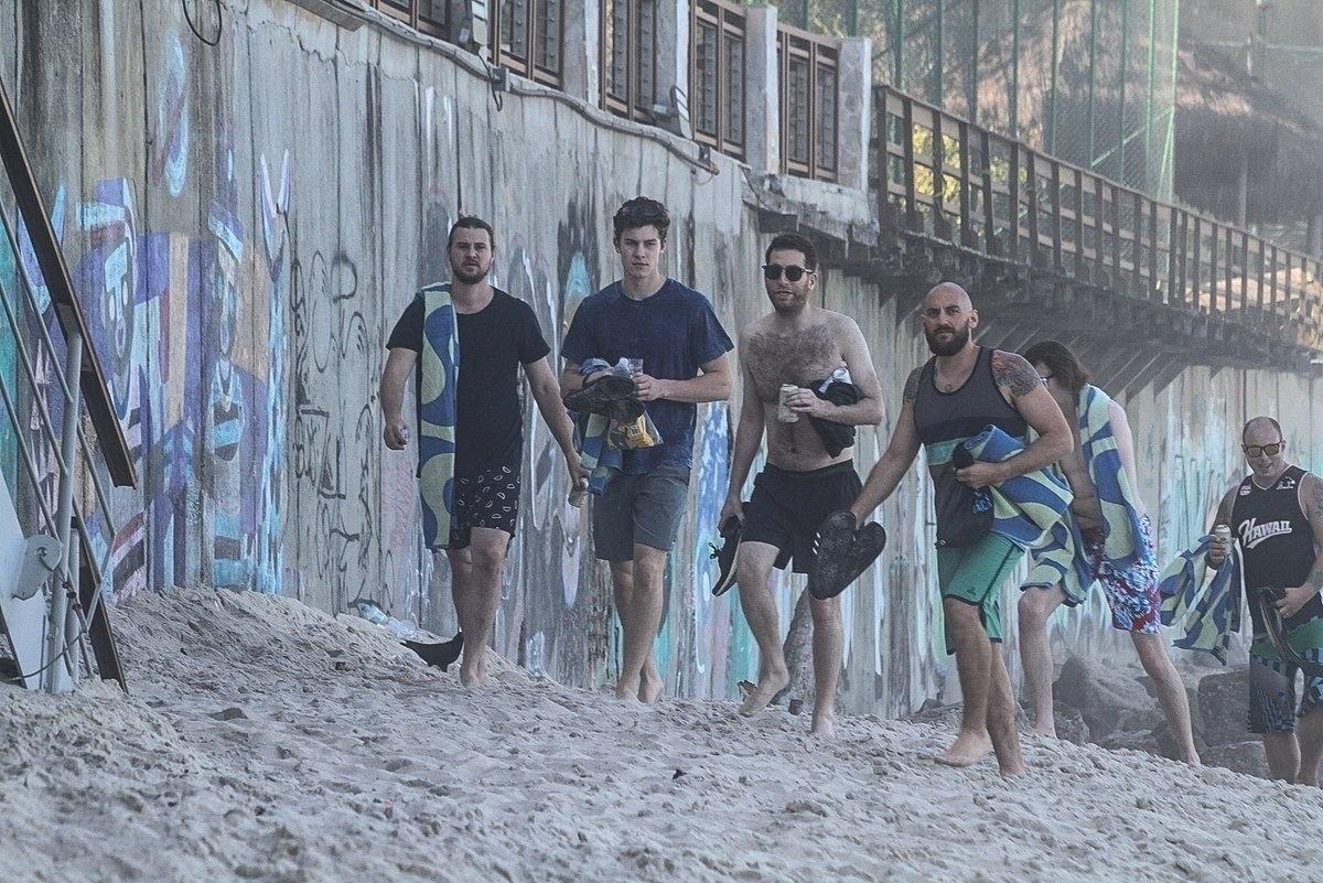 O cantor canadense Shawn Mendes, atração do Rock in Rio no sábado, aproveitou a manhã desta sexta para dar uma voltinha na praia em frente ao hotel onde está hospedado no Rio - AgNews