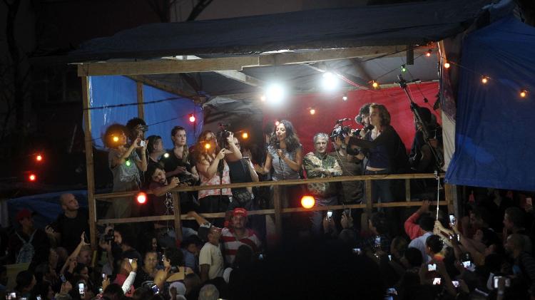 Artistas se reúnem em palco improvisado dentro da ocupação Povo Sem Medo, em São Bernardo do Campo (SP), e discursam após o show que Caetano Veloso faria no local ser cancelado - WERTHER SANTANA/ESTADÃO CONTEÚDO - WERTHER SANTANA/ESTADÃO CONTEÚDO