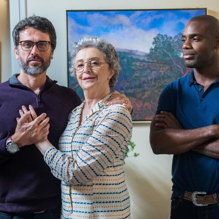 ADINÉIA (Ana Lucia Torre) entre Samuel (Eriberto Leão) e CIDO (Rafael Zulu) - Divulgação/TV Globo/Raquel Cunha - Divulgação/TV Globo/Raquel Cunha