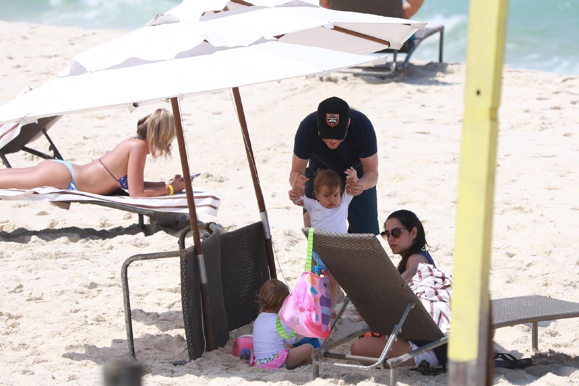 Michel Teló e Thais Fersoza levaram os filhos, Melinda e Teodoro, à uma praia no Rio na manhã desta quarta-feira (26). Jurado do "The Voice Brasil", o cantor aproveitou a folga com os pequenos e a mulher - AgNews