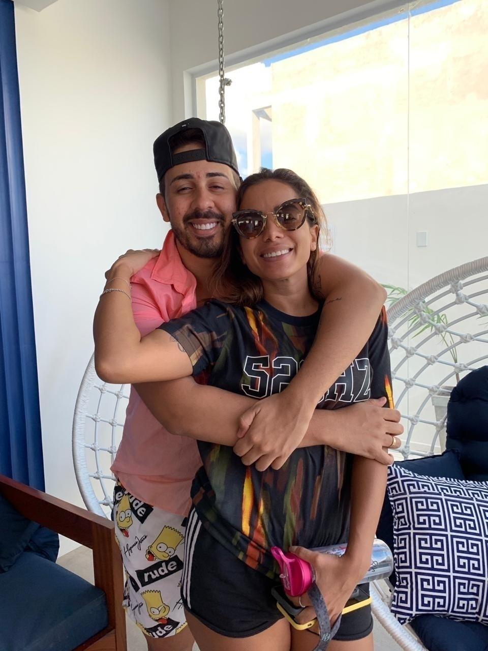 Quando Anitta chegou na Vila Primavera, ela fez uma brincadeira com os moradores e deixou uma sósia descer primeiro do carro, confundindo as pessoas - Divulgação