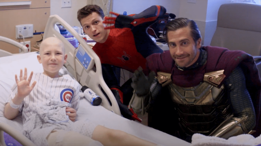 Tom Holland e Jake Gyllenhaal em visita ao Hospital Infantil de Los Angeles - Reprodução/YouTube