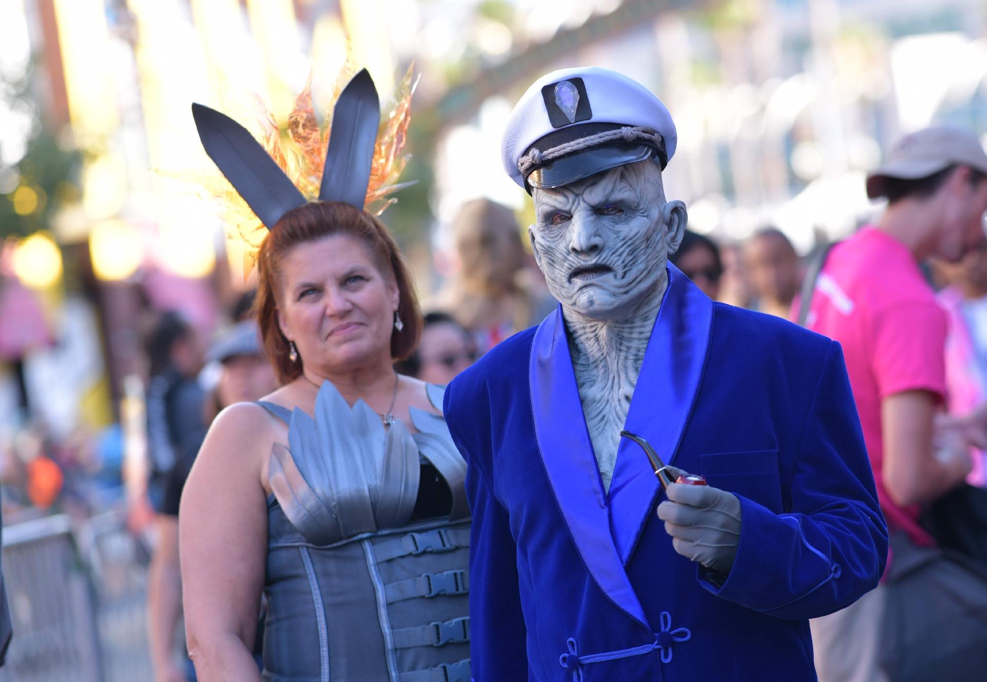 Já imaginou Hugh Hefner, o criador da Playboy, como White Walker? Esse cosplayer  da San Diego Comic-Con 2019 fez isso por você -- e ainda foi acompanhado de uma coelhinha com uma versão medieval da tradicional fantasia - Chris Delmas/AFP