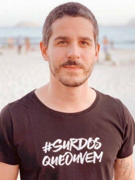 Pedro Neschling usa camiseta com os dizeres "Surdos que ouvem" - Reprodução/instagram
