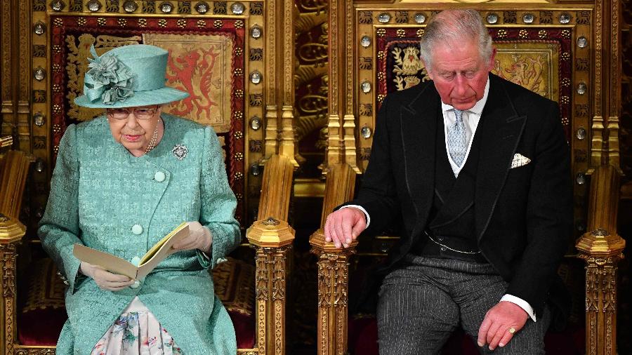 A rainha Elizabeth 2ª senta-se ao lado do príncipe Charles na cerimônia de abertura do Parlamento - Leon Neal / POOL / AFP