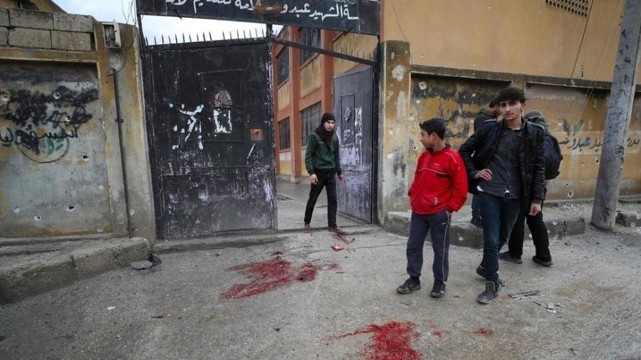 Manchas de sangue após ataque contra escola em Sarmin, província de Idlib, em 1º de janeiro; local abrigava desalojados da guerra - AFP via BBC