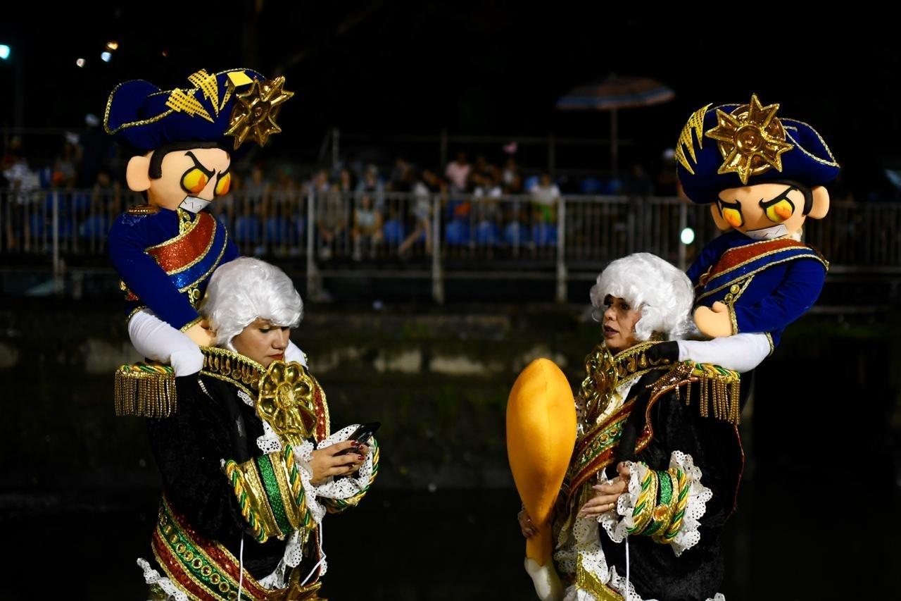 São Clemente se prepara para abrir a segunda noite de desfiles na Sapucaí - Lucas Landau/UOL