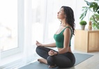 Meditação em casa tem horários certos para cada tipo de prática. Descubra - iStock