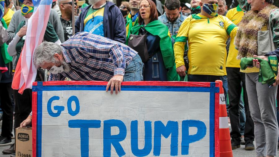 Grupo faz protesto a favor de Bolsonaro e Trump 