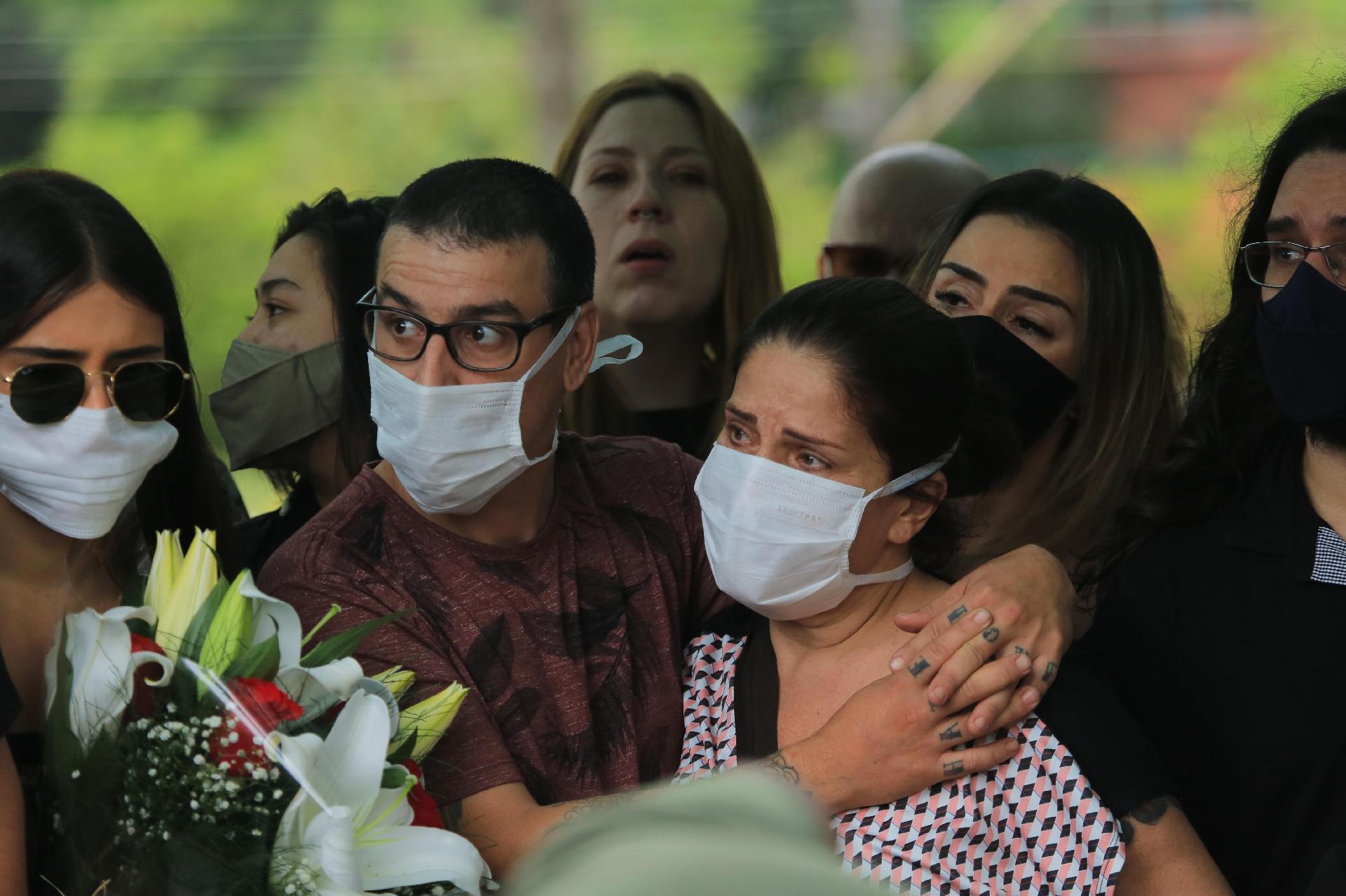 Fãs e familiares se emocionam no enterro de Vanusa - Amauri Nehn/Brazil News