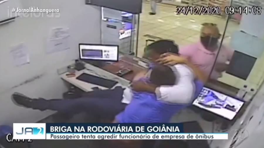 Homem entrou em luta corporal com funcionário de empresa no Terminal Rodoviário de Goiânia - Reprodução/TV Anhanguera