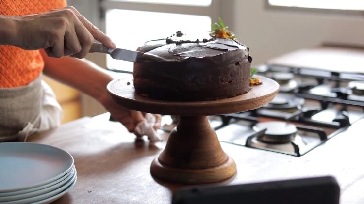 Bolo de chocolate da Paola Carosella - Reprodução YouTube - Reprodução YouTube