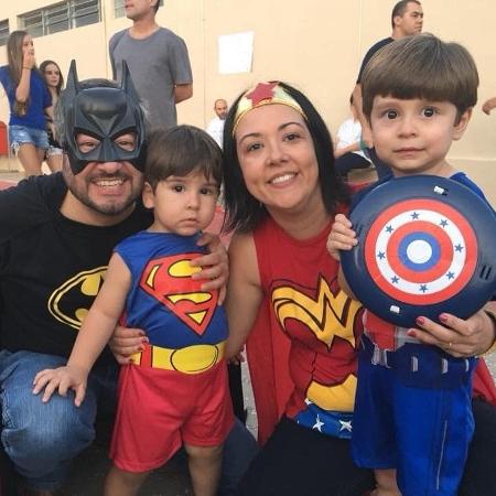 Renata Cury usou uma foto com o marido e os filhos em post para agradecer a suspensão do deputado estadual e criticar feministas - Reprodução/Facebook
