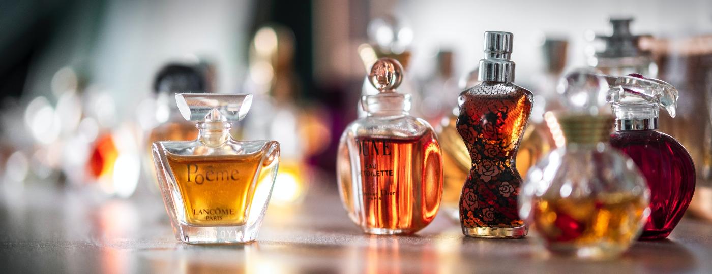 O perfumista espanhol Alberto Morillas e Cesar Viega, expert do núcleo de Inteligência Olfativa do Grupo Boticário, revelam para Nossa os segredos por trás dos vidros - Reprodução/Unsplash
