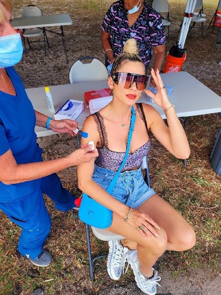 Lívia Andrade recebe vacina contra a covid-19 nos Estados Unidos - Reprodução/Instagram