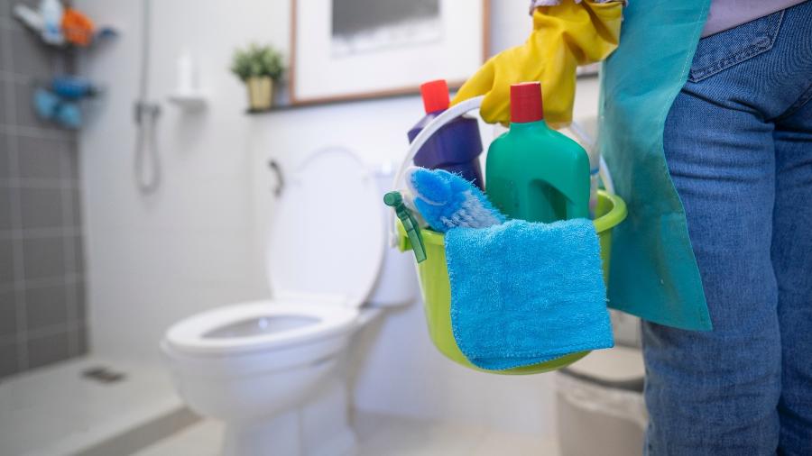 Saiba como fazer a limpeza do limo corretamente e evitar que o fungo apareça no banheiro da sua casa - Getty Images
