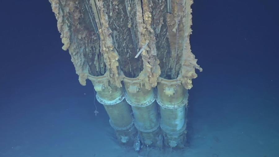 Os três tubos do lançador de torpedos do "USS Samuel B Roberts", encontrados na costa das Filipinas, em foto divulgada em 25 de junho de 2022  - Caladan Oceanic and EYOS expeditions/AFP