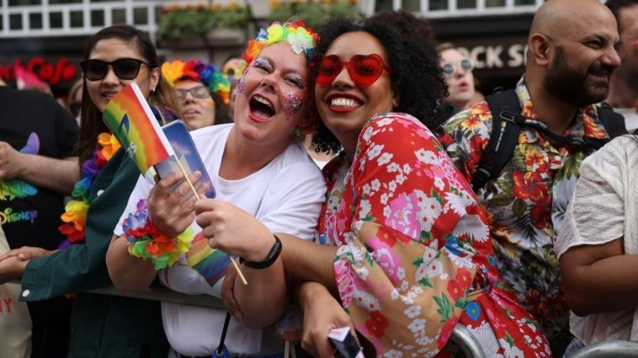 Participantes da parada LGBT de Londres celebram a diversidade na região da praça Piccadilly Circus - Getty Images