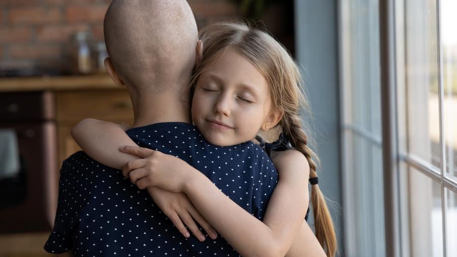 Ausência escolar e ansiedade: entenda o impacto na vida dos filhos após confirmação de um câncer na família  - iStock