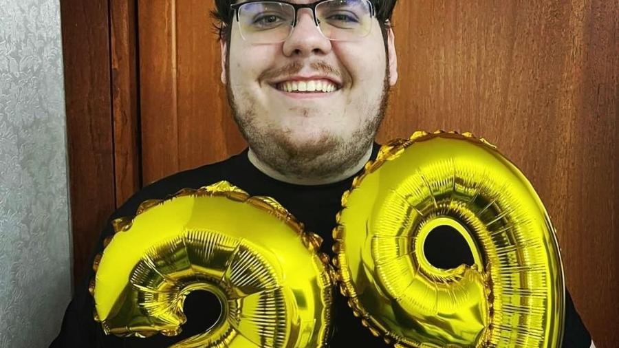 Casimiro segurou balões com número 29, em referência a idade que completou na quinta-feira passada (30) - Reprodução/Instagram