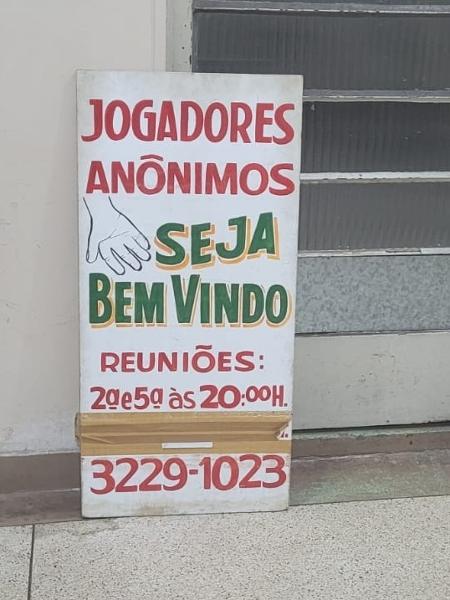 Placa de entrada do encontro dos Jogadores Anônimos em São Paulo.