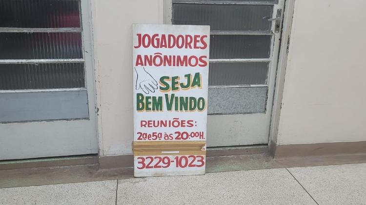 Placa de entrada do encontro dos Jogadores Anônimos em São Paulo
