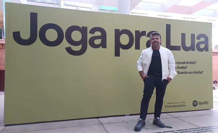 Victor Lacerda Silva veio para São Paulo para curtir o friozinho e aproveitou para ver a intervenção de Anitta no Museu da Língua Portuguesa