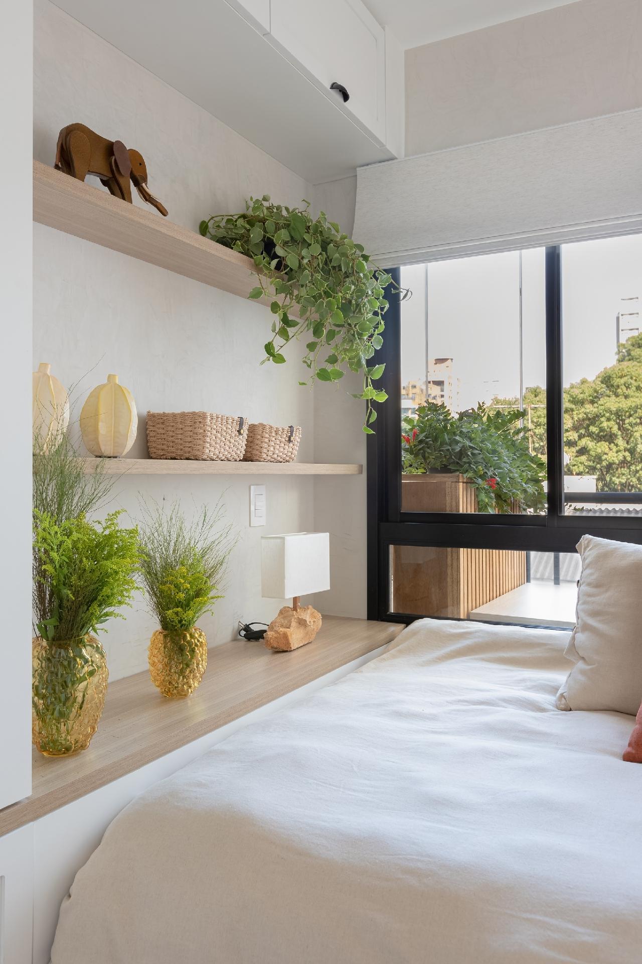 Para melhorar a sensação de frescor e profundidade na área da cama, prateleiras com objetos decorativos entraram em cena, com itens que também colorem o apê. - Monica Assan/Divulgação