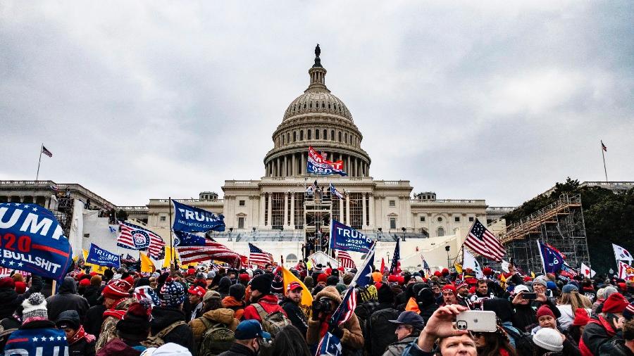 Nesta foto de arquivo tirada em 6 de janeiro de 2021, apoiadores pró-Trump invadem o Capitólio dos EUA após uma manifestação com o presidente Donald Trump em Washington - SAMUEL CORUM/AFP