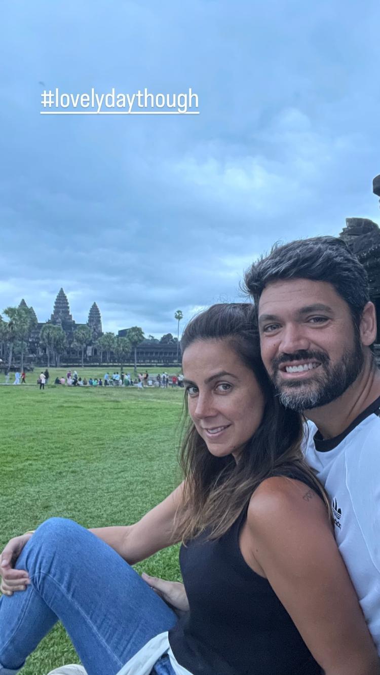 Carol Barcellos e Marcelo Courrege aparecem juntos em clique romântico